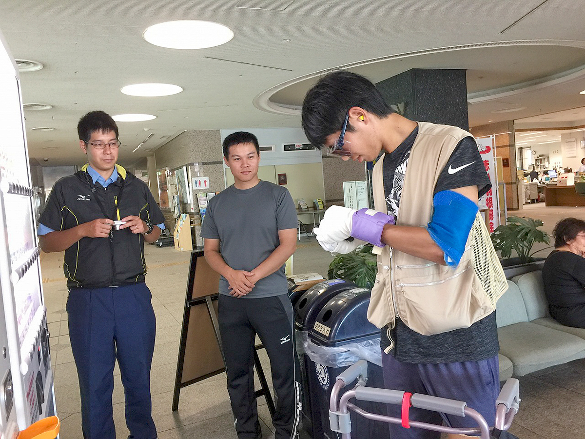 今治警察署若手警察官による高齢者疑似体験研修です。