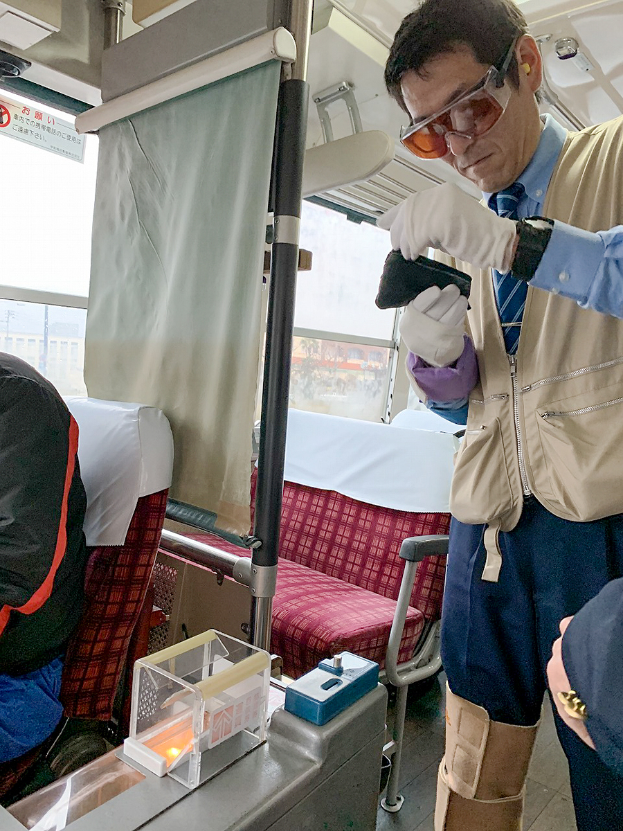 恒例の「こころの交通バリアフリー研修」でバス乗務員の方に高齢者疑似体験を行いました。