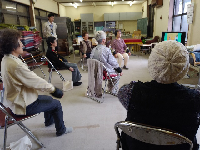 百歳体操:それぞれの体力に合わせて重りを加減