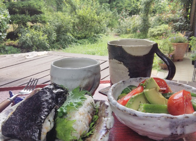 前の畑から採れたての野菜を使っておやつも食事も手づくり