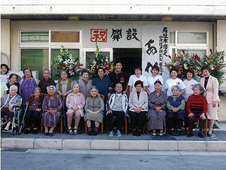 2003年に開所した「あかゆら」の前で